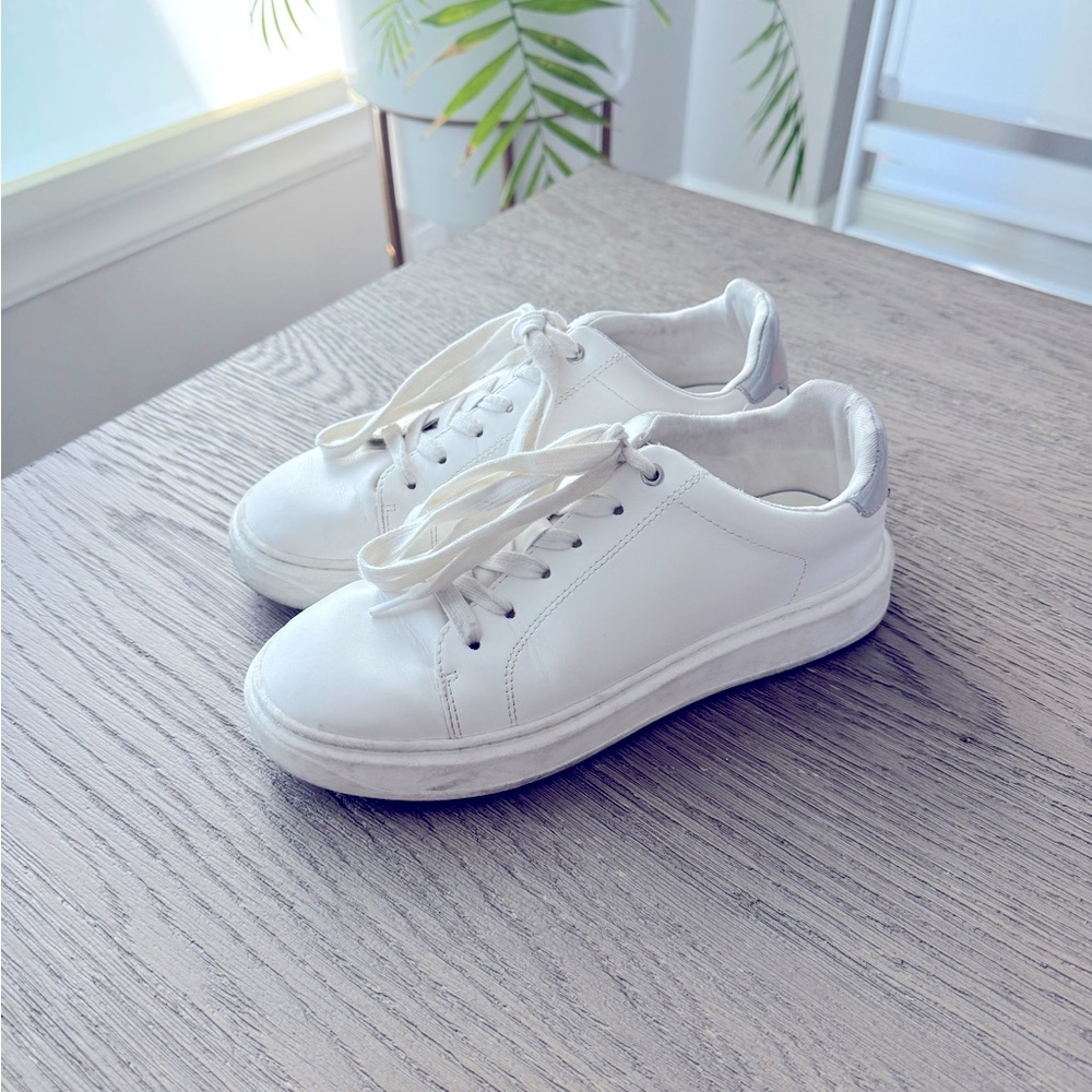 Big Girls Steve Madden leather sneaker Size 5
